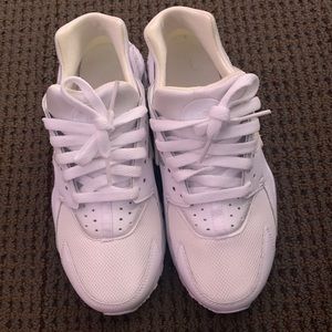USED White Nike Huarache Size 6Y/7.5w